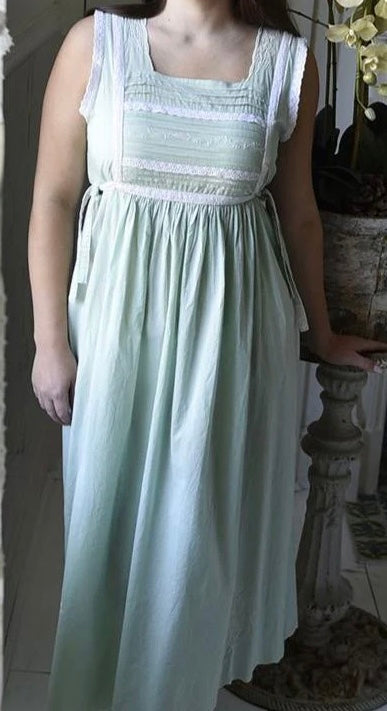 POWELL CRAFT~ Womens pintucked bodice nightdress with ribbons.