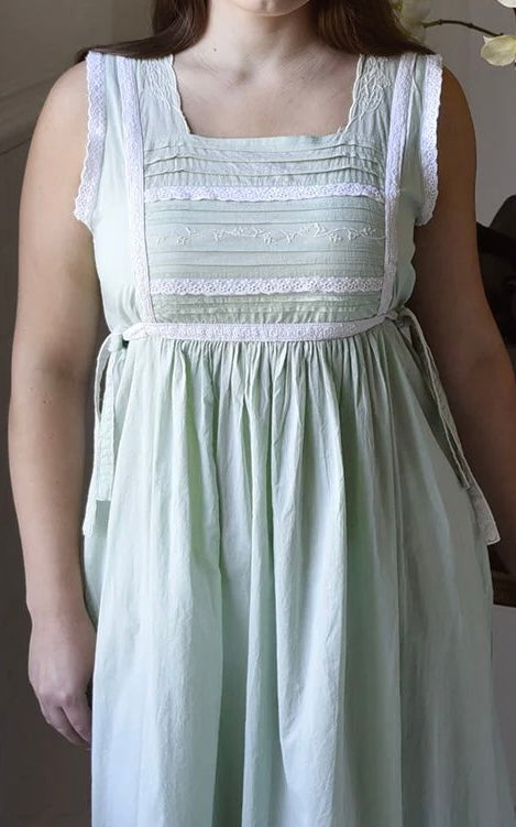 POWELL CRAFT~ Womens pintucked bodice nightdress with ribbons.