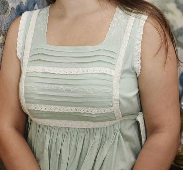 POWELL CRAFT~ Womens pintucked bodice nightdress with ribbons.